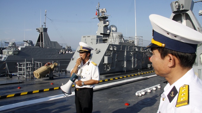 Thuyền trưởng tập hợp đội hình.