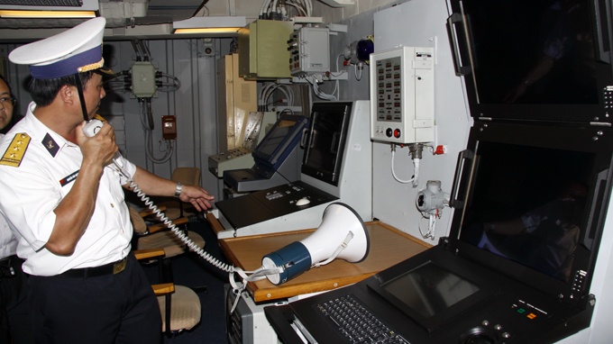 Trong phòng chỉ huy tàu Lý Thái Tổ.