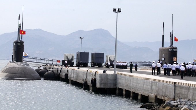 Hai chiếc tàu ngầm Hà Nội và TP.HCM đang neo đậu ở quân cảng Cam Ranh.