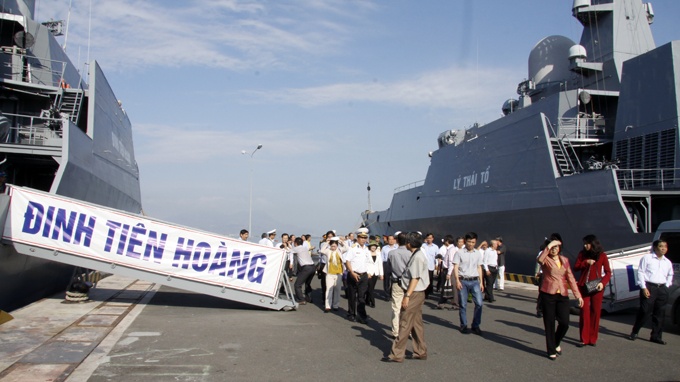 Hai tàu hộ vệ tên lửa Đinh Tiên Hoàng và Lý Thái Tổ ở quân cảng Cam Ranh.