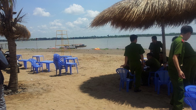 Ba nu sinh lop 8 chet duoi khi tam song hinh anh