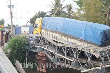 Xe tai trong ghi gan 16 tan de sap cau 18 tan hinh anh