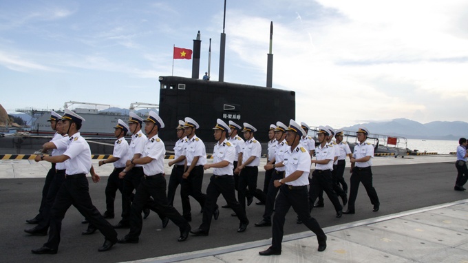 Những người lính hải quân bên chiếc tàu ngầm Hà Nội