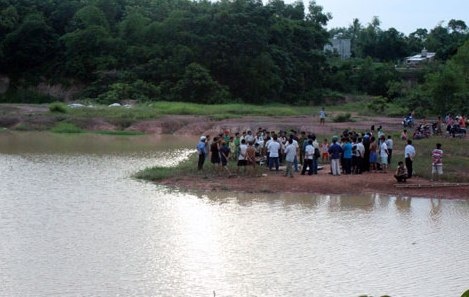 Nhay xuong ho cuu ban, hai nu sinh cung chet duoi hinh anh