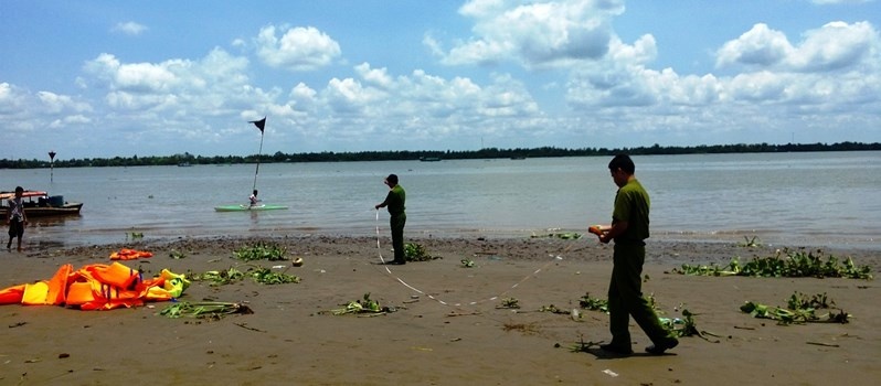 Mot ngay xay ra 3 vu duoi nuoc lam 5 hoc sinh tu vong hinh anh