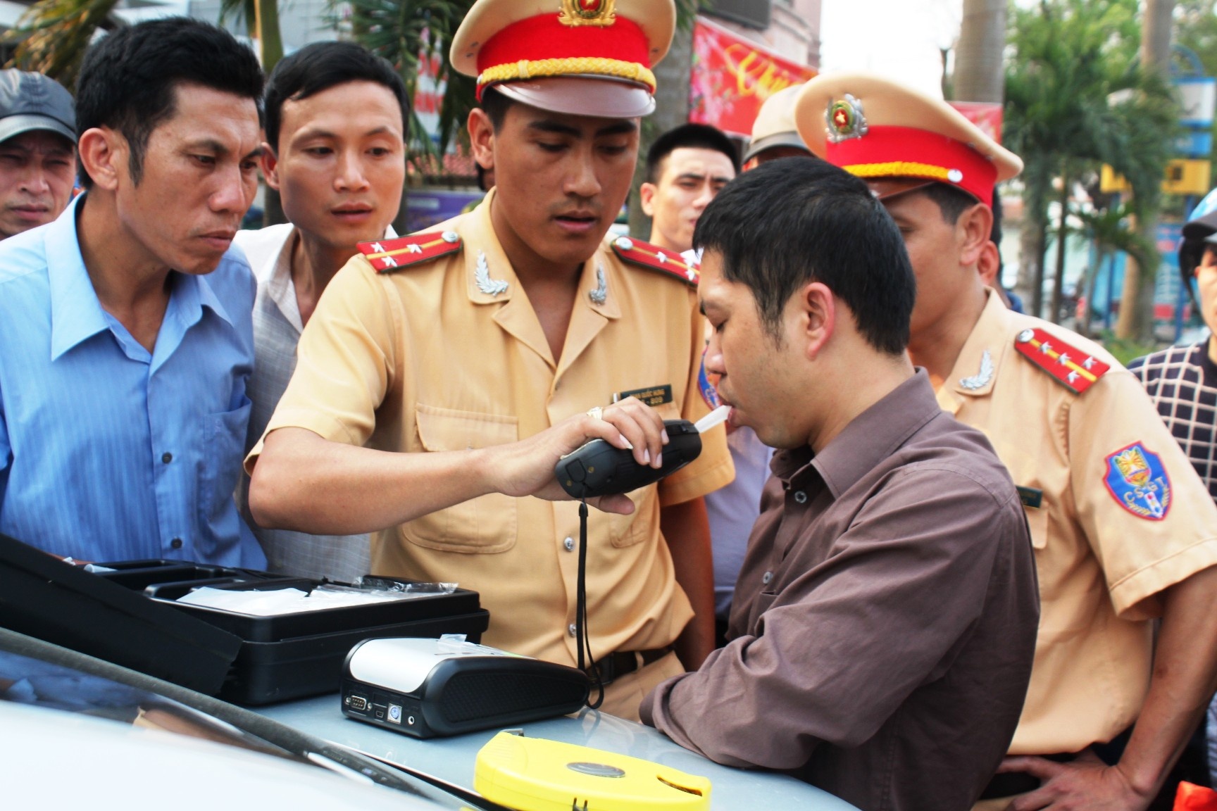 Cùng lúc đó, người dân cũng gọi điện báo cho lực lượng công an TP Vinh biết tin. Khi cảnh sát có mặt, tài xế Sơn không chịu mở cửa mà đóng chặt lại cố thủ trong xe. Bất bình, người dân đã vây quanh, cùng công an yêu cầu tài xế ra khỏi xe. Phải hơn 10 phút sau, lái xe này mới chịu mở cửa. Qua test nhanh nồng độ cồn tài xê, cảnh sát giao thông xác định Sơn uống rượu say xỉn, vượt quá nồng độ cồn cho phép. 