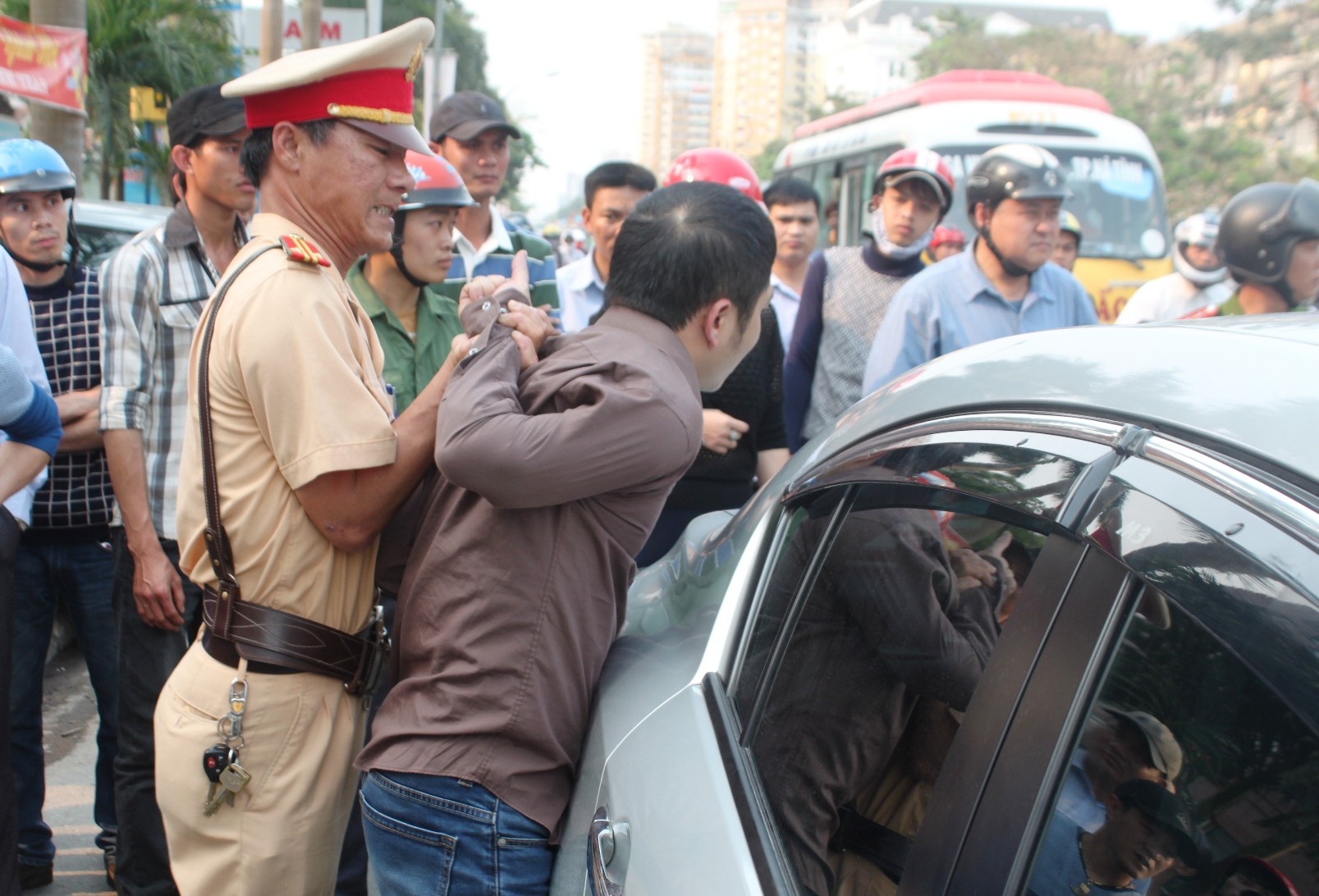 Trong quá trình công an đang xử lý hiện trường, Sơn vẫn hung hăng chống cự, đòi xé kết quả test nồng độ cồn và gọi điện cho người thân “cầu cứu”. Bằng các biện pháp nghiệp vụ, cảnh sát đã khống chế Sơn đưa về trụ sở để làm việc, đồng thời giải quyết nhanh gọn hiện trường vụ việc. 
