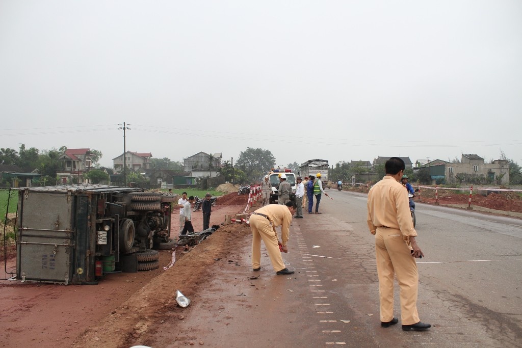 Cảnh sát giao thông khám nghiệm hiện trường, điều tra nguyên nhân xảy ra tai nạn.