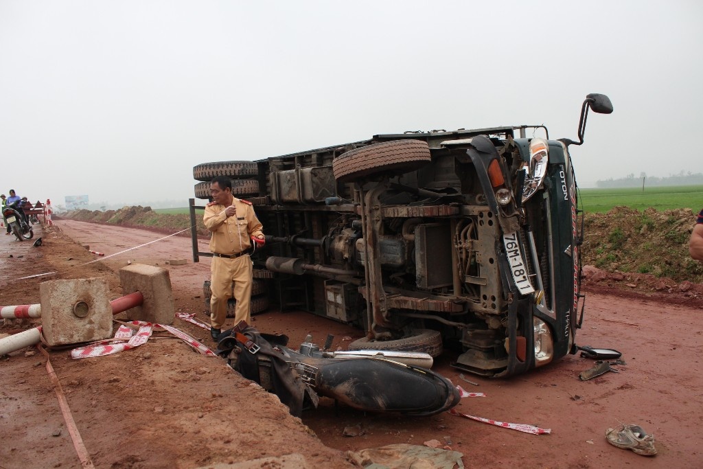 Xe may doi dau xe tai, chong tu vong, vo nguy kich hinh anh