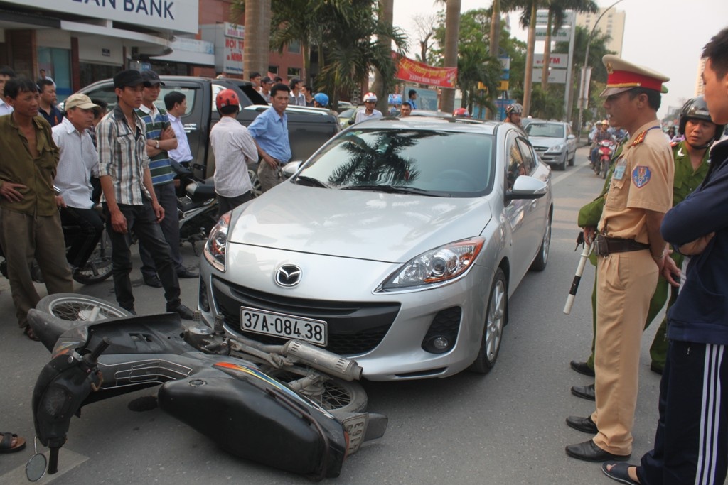 Nhân chứng cho biết, thời điểm trên, chiếc xe con do Phạm Hồng Sơn (37 tuổi), ở khối 10, phường Lê Lợi, TP Vinh điều khiển tốc độ cao, chạy theo hướng Bắc – Nam. Khi đến đoạn đường Quang Trung thì đâm vào đuôi xe máy do anh Hoàng Văn Long (26 tuổi, trú xã Ngọc Sơn, huyện Đô Lương, Nghệ An) điều khiển.
