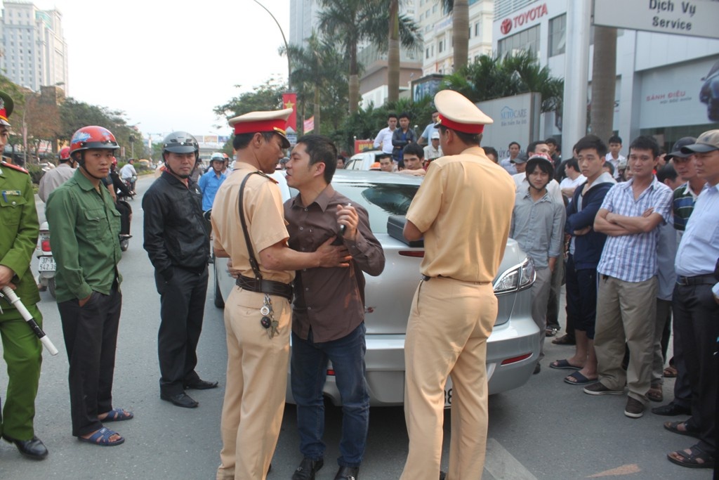 Tai xe say, co thu trong xe sau khi gay tai nan lien hoan hinh anh