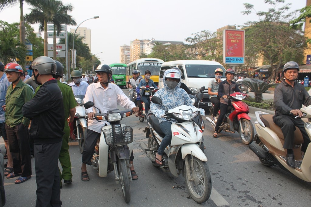 Rất đông người dân chứng kiến vụ việc, bất bình với cách hành xử của tài xế ô tô con.