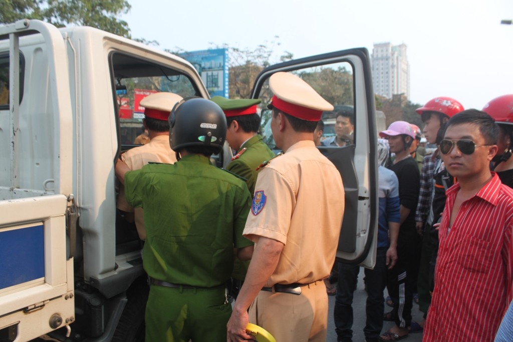 Bằng các biện pháp nghiệp vụ, cảnh sát đã khống chế Sơn đưa về trụ sở để làm việc, đồng thời giải quyết nhanh gọn hiện trường vụ việc.