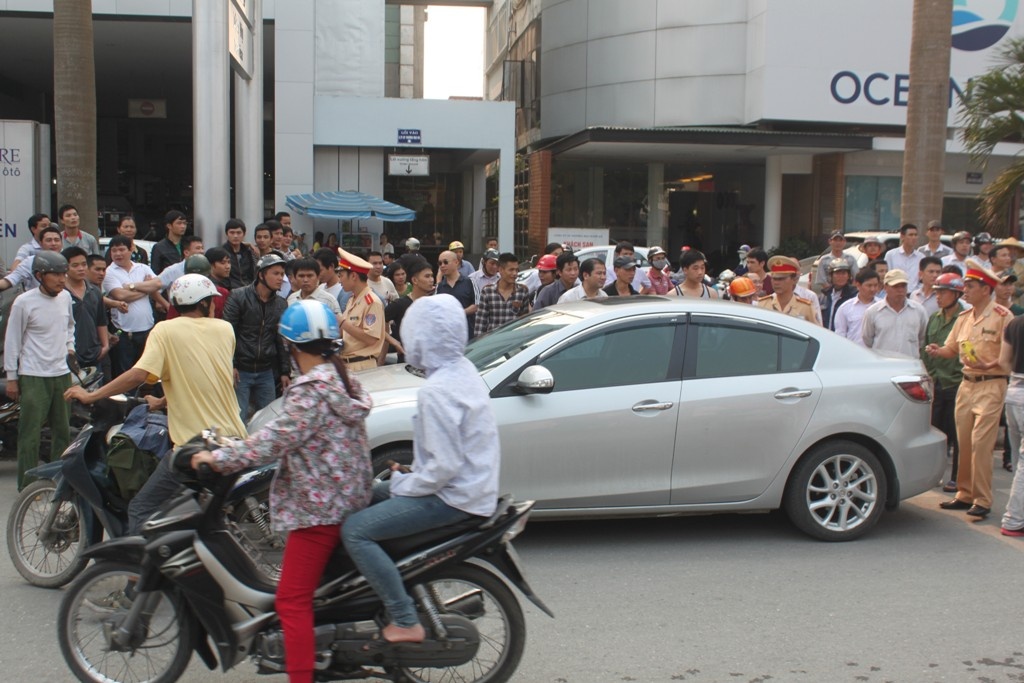 Thấy vậy, 4 người điều khiển xe máy cùng đang lưu thông tăng ga đuổi theo. Và chiếc xe chỉ dừng lại đâm ngang vào một chiếc xe máy khác, cách hiện trường vụ tai nạn ban đầu nửa km.