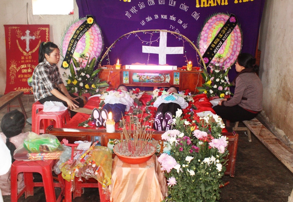 Thi thể hai cháu Nguyên và Trỗi bất động trên giường như đang nằm ngủ.