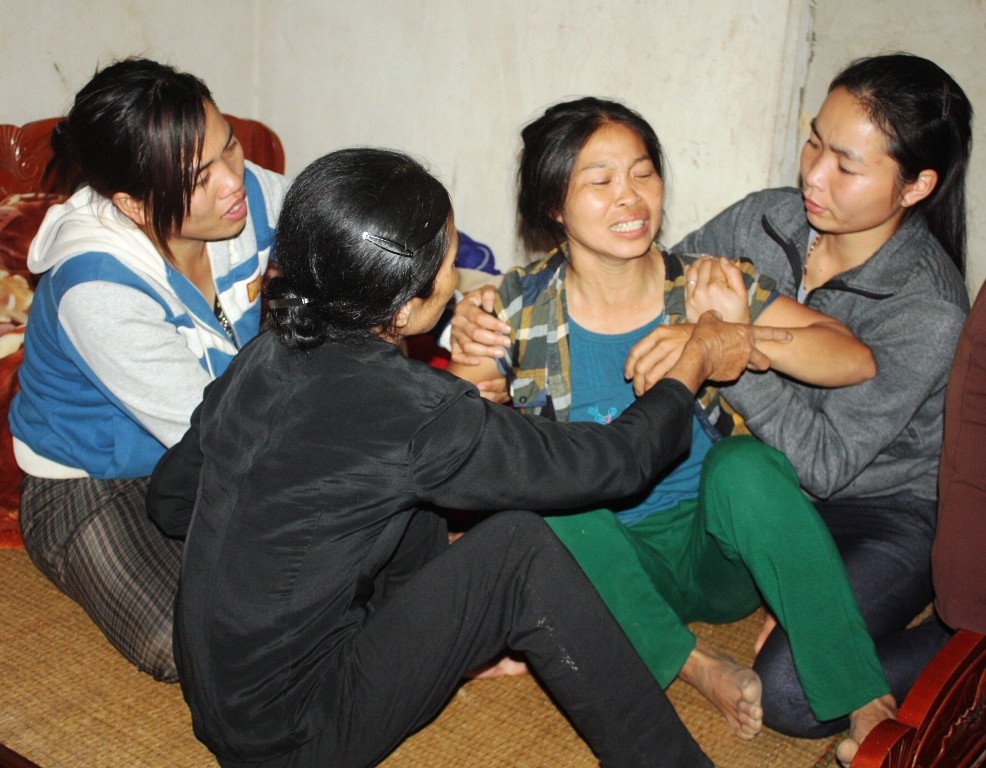 Chị Hảo khóc vật vã gọi tên hai con và nhờ mọi người thức hai con dậy. Chị cứ ngỡ con mình đang nằm ngủ.