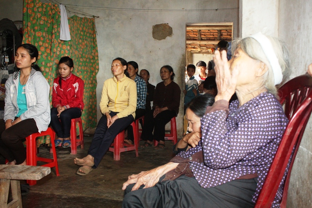 Người dân đến chia buồn, động viên gia đình rất đông.