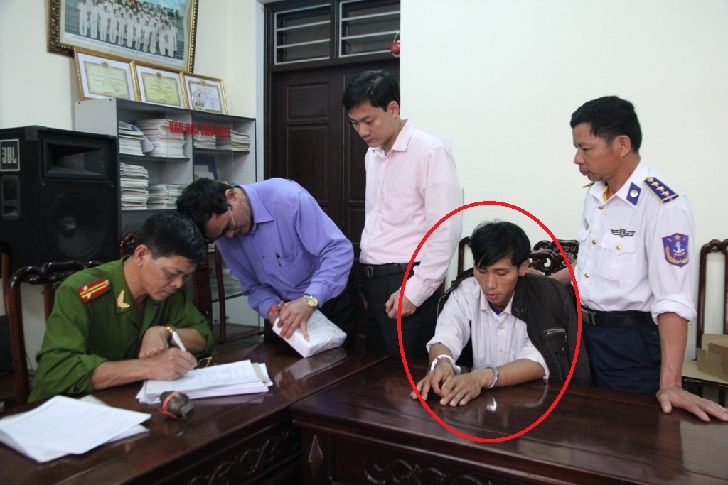 Nem luu dan vao cong an de giai vay dong bon buon ma tuy hinh anh