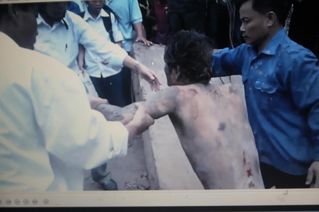 Dung may cau giai cuu thanh nien ngao da chui vao ong cong hinh anh