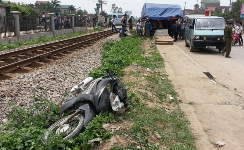 Chiếc xe máy nạn nhân bị kéo đi khoảng 50 mét.