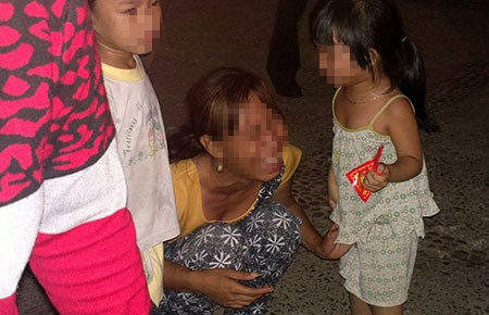 Mẹ con chị B. khóc nức nở trước sân khách sạn 19/4.