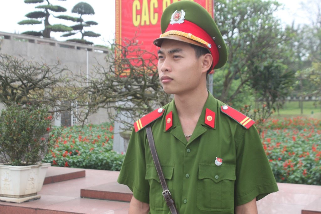 Trung si canh sat tra nguoi danh roi 23 chi vang hinh anh