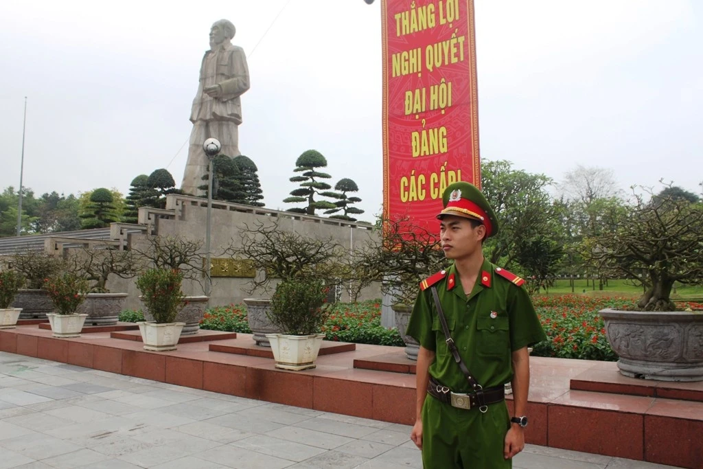 Chiến sĩ Vinh đang làm nhiệm vụ tại Quảng trường Hồ Chí Minh.