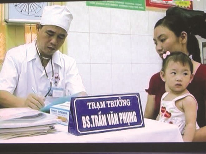Bac si ra Truong Sa, mo ruot thua cho chien si bang… dao lam hinh anh
