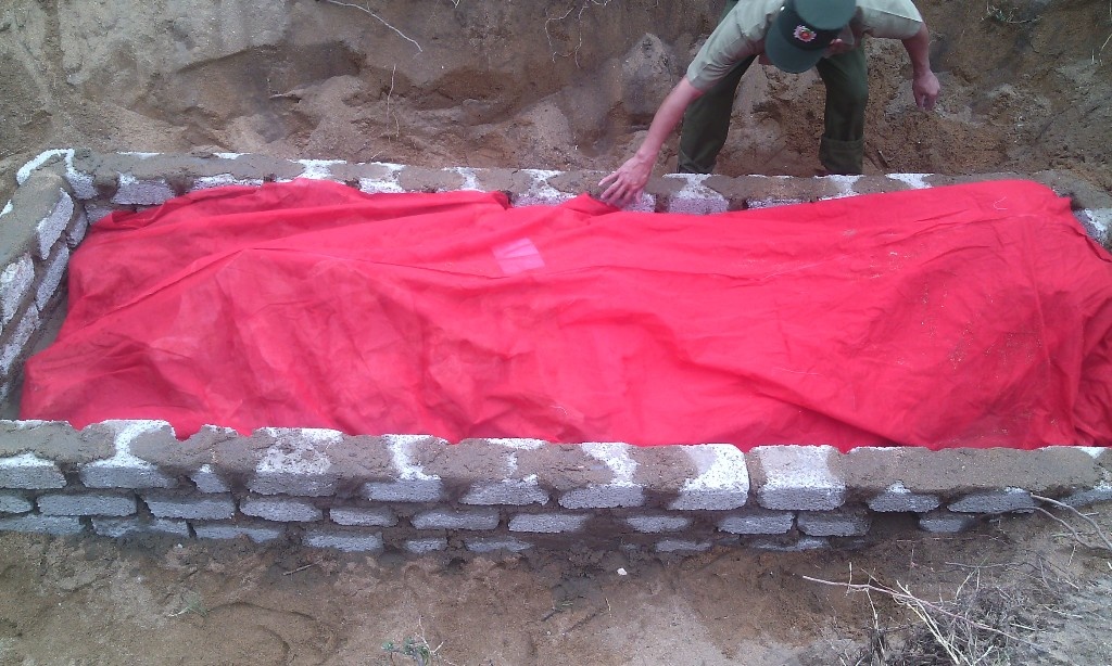 Người dân làm các thủ tục chôn cất cá Voi.