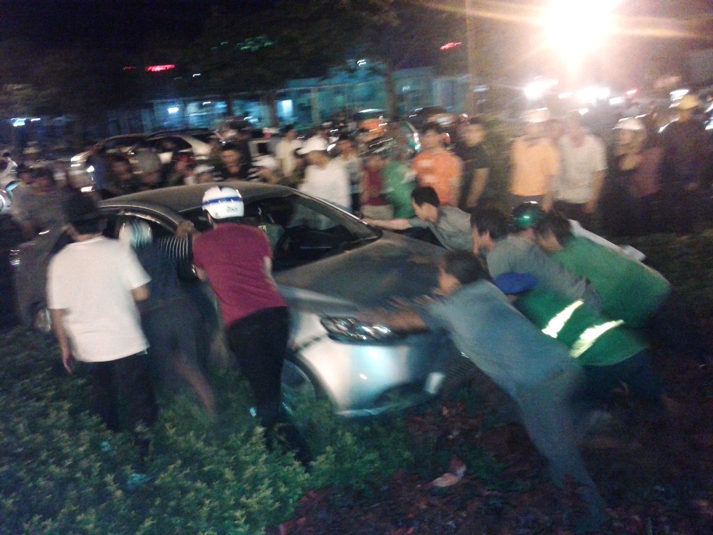 O to cho 4 nguoi pha dai phan cach, lao len bung binh hinh anh