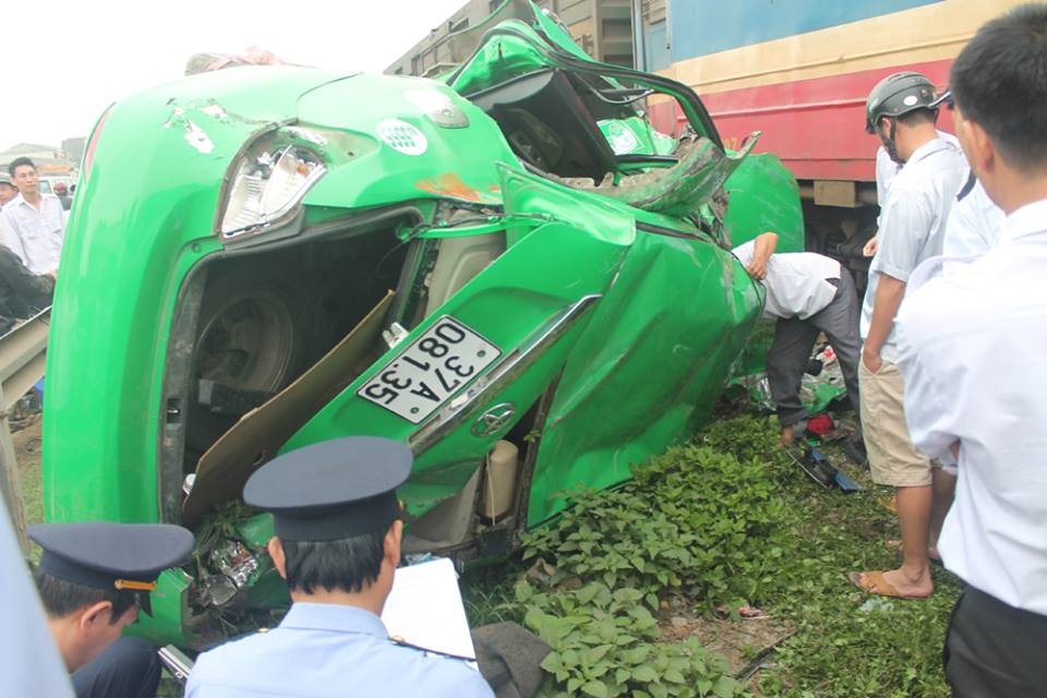 Taxi bi tau hoa dam vang 20 m hinh anh