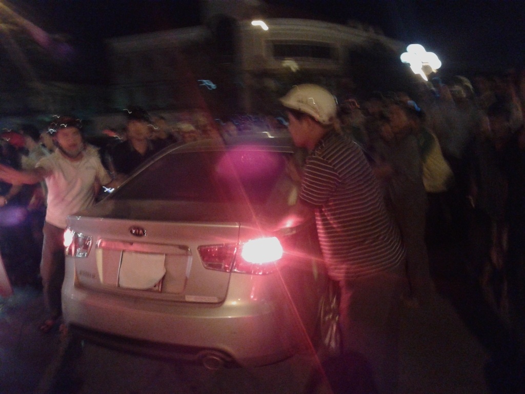 Chiếc xe được đưa xuống đường sau khoảng 30 phút nhờ hàng chục người dân giúp đỡ.