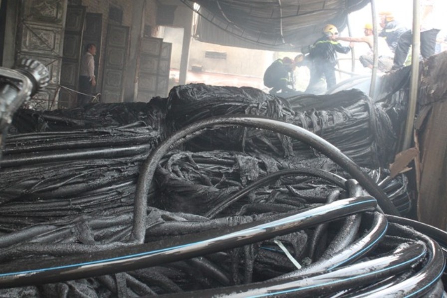 Tài sản trong kho bị thiêu rụi gây thiệt hại nặng nề.