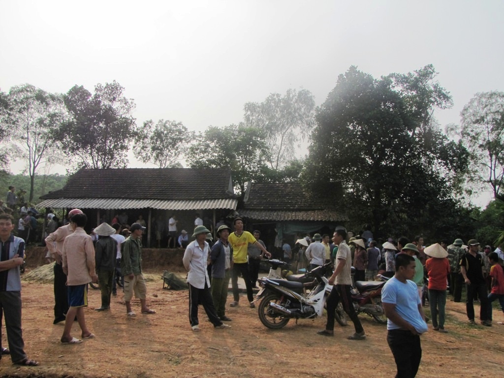 Ca tram nguoi quay nha lanh dao xa trong dem hinh anh