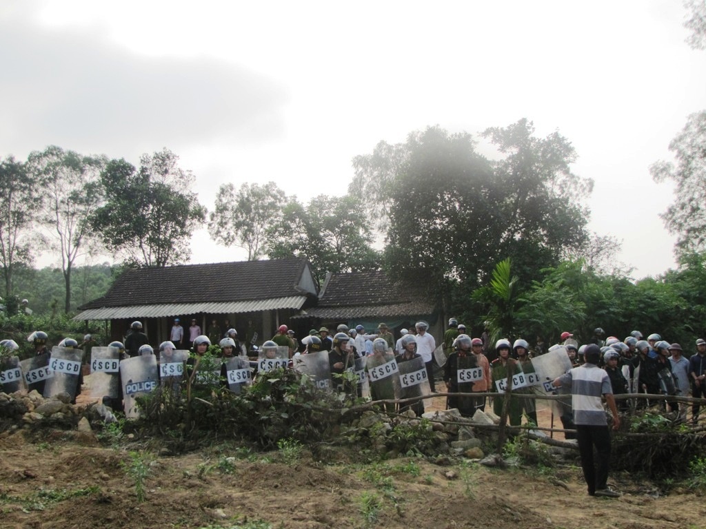 Cảnh sát cơ động được điều đến để giải vây cho 4 cán bộ công an.