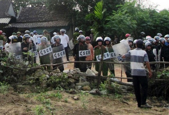 Hon 100 cong an giai cuu 4 dong nghiep bi dan vay danh hinh anh