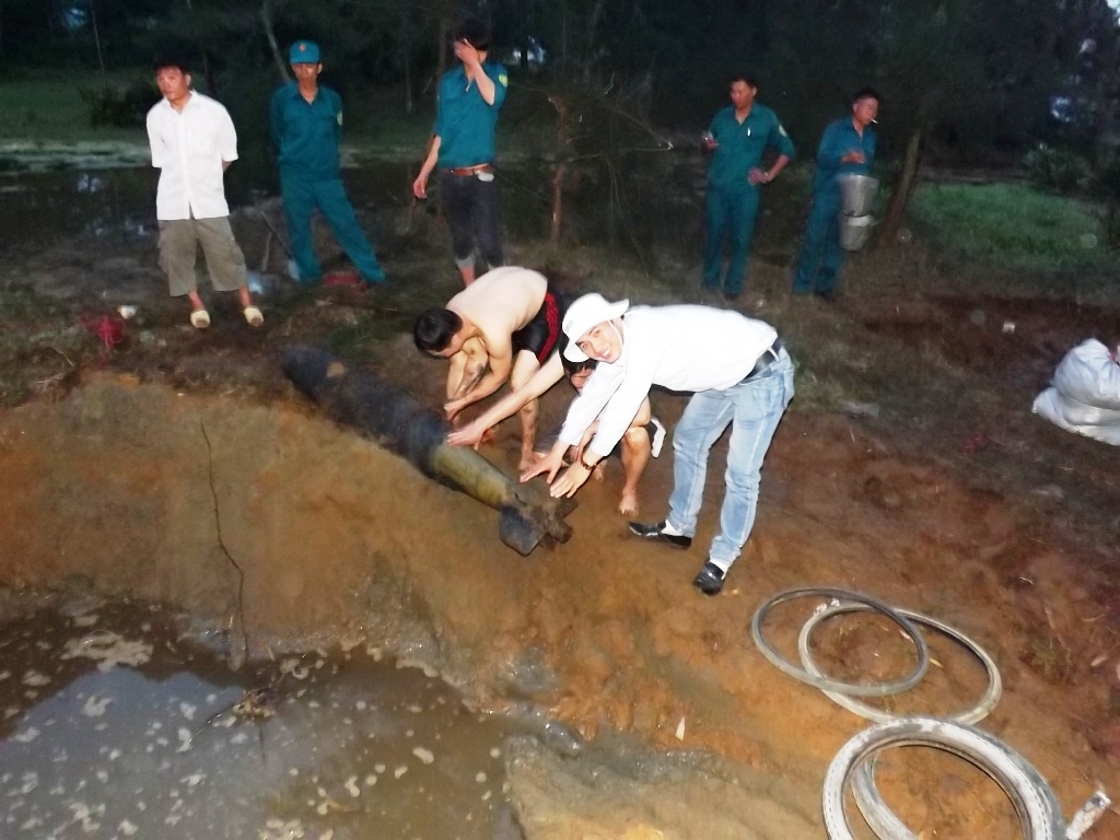 Qua bom co ban kinh sat thuong 500 met nam duoi day song hinh anh