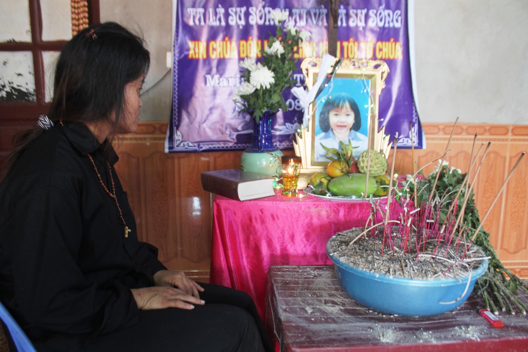 Be gai 6 tuoi bi xe may cho 3 tong hinh anh