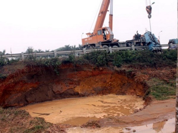 Truy tim nguyen nhan vo duong ong nuoc song Da hinh anh