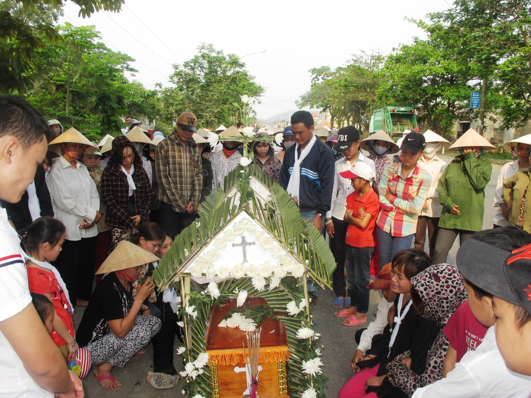 Noi dau nguoi me chung kien con gai bi xe may cho 3 dam chet hinh anh