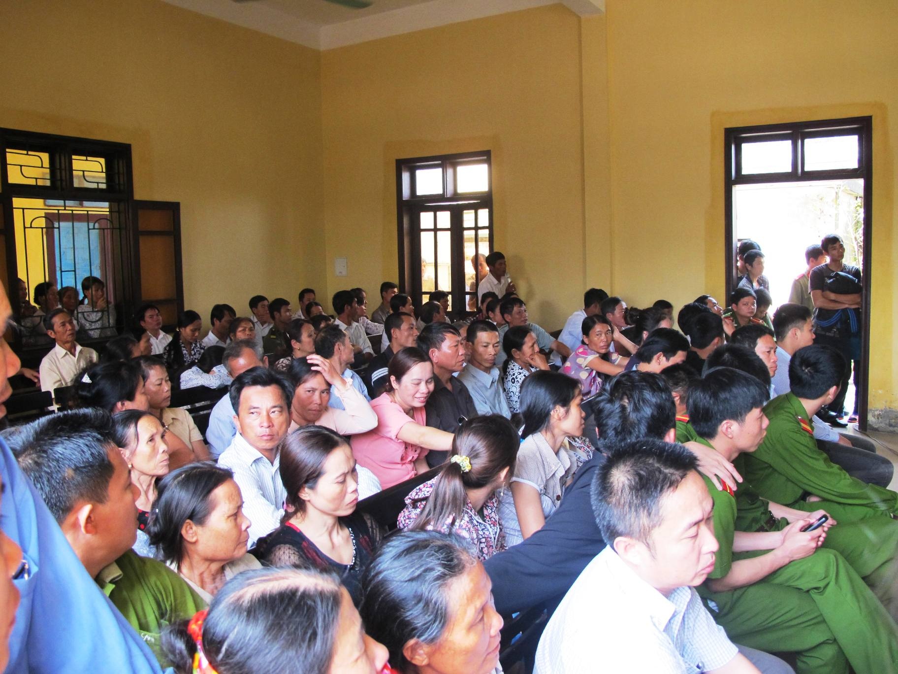 Rất đông người dân đến tham dự phiên tòa.