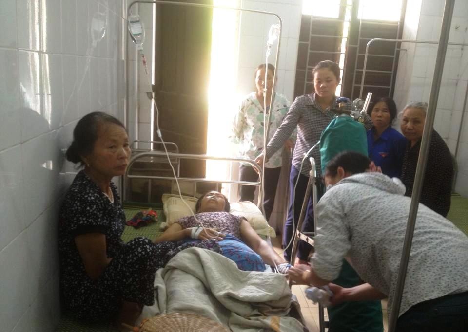 Chan nguoi phu nu bi ket trong may lam gach hinh anh