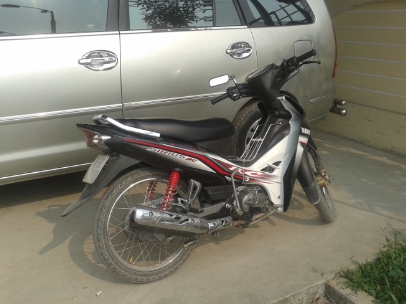 Chiếc xe do 3 nam thanh niên điều khiển tông phải cháu Hoài.