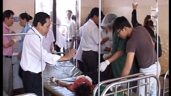 Nghich dau dan trang tri hang rao, be 13 tuoi dut lia tay hinh anh