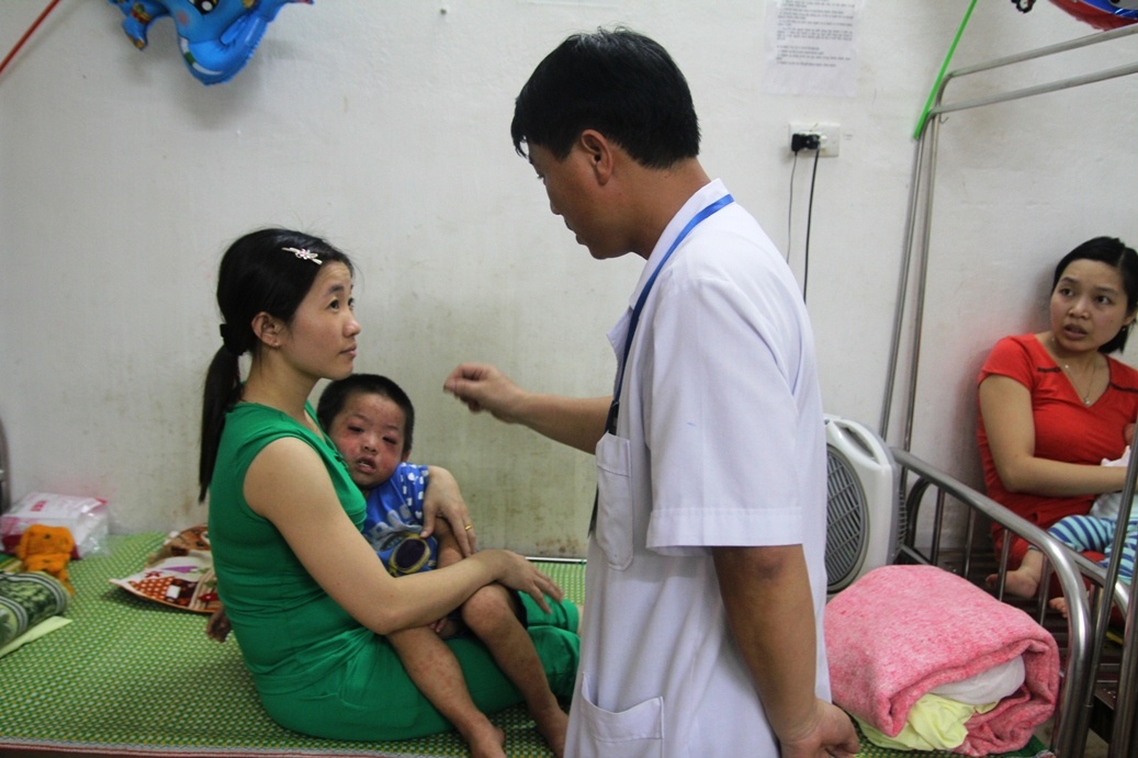 Bệnh nhi mắc sởi đang điều trị tại bệnh viện Nhi Nghệ An.