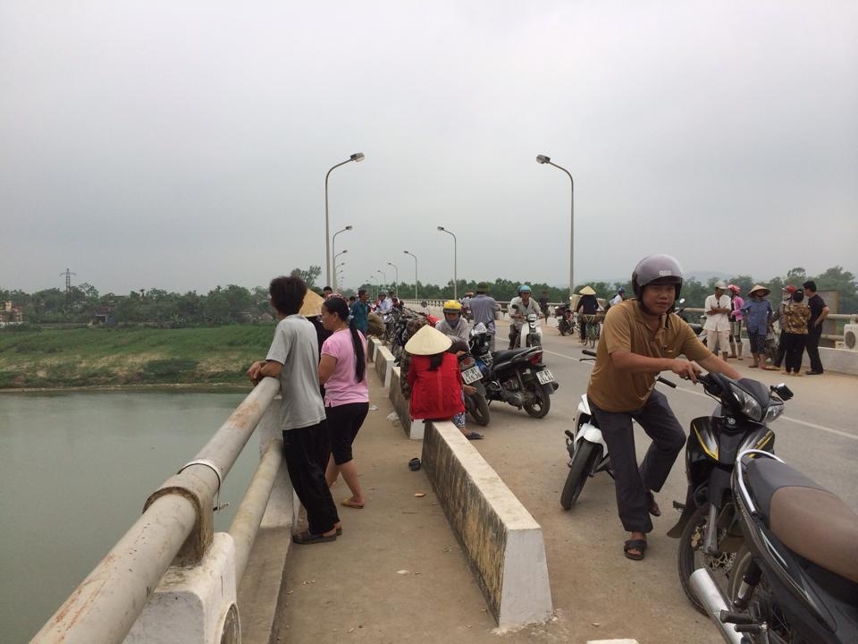 Hang tram nguoi xem tim thi the thanh nien nhay cau hinh anh