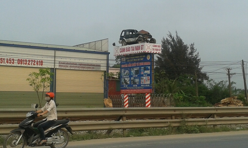 Tấm biển cảnh báo nhìn từ quốc lộ 1A.