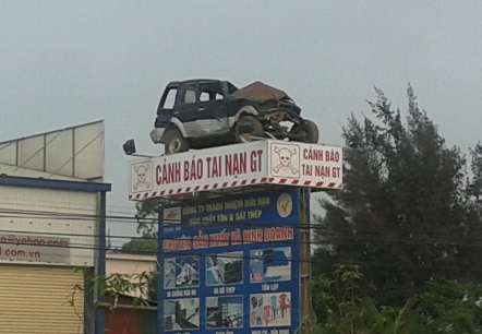 Bien canh bao giao thong la lam gay chu y tren quoc lo 1A hinh anh