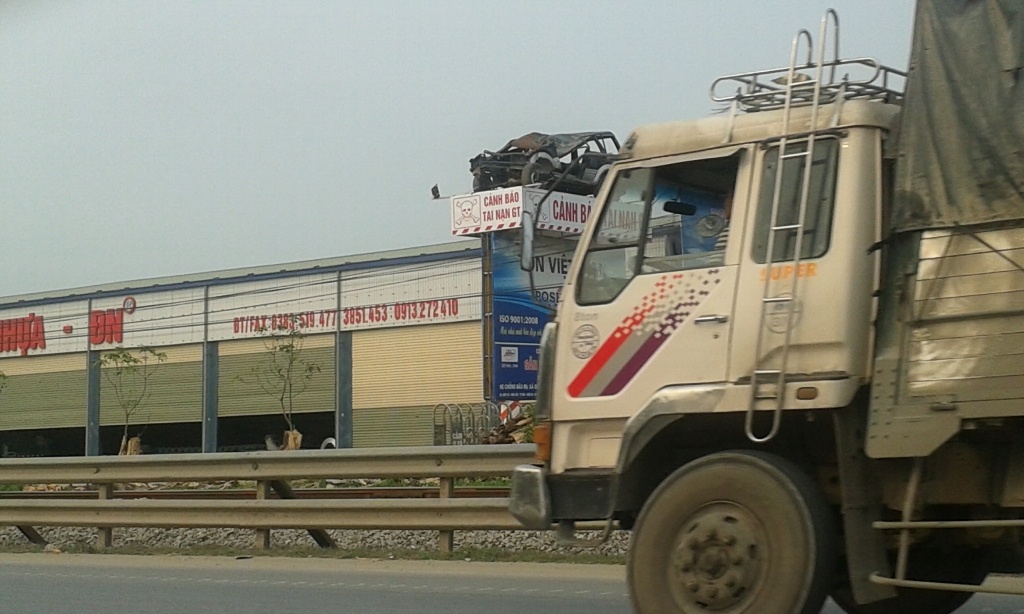 Hầu hết các lái xe đi qua khu vực này đều nhìn tấm biển cảnh báo tai nạn giao thông