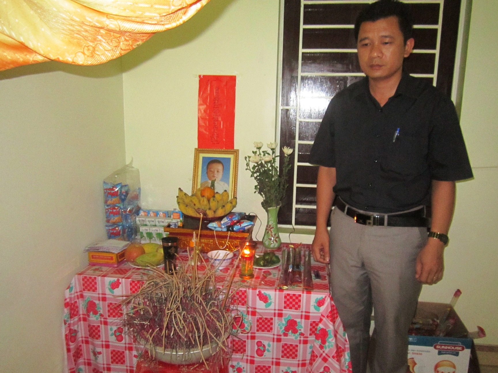 Anh Sâm bên bàn thờ con gái.